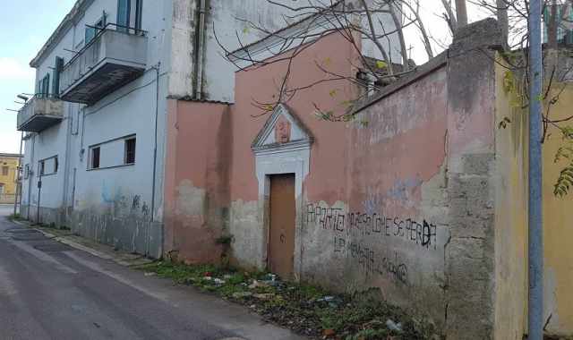 Bari, quella chiesetta rossa che spunta tra Ikea e industrie abbandonate:  San Ciro